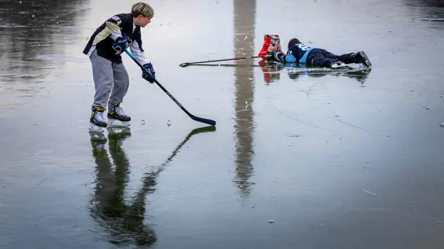 Membeku, Lincoln Memorial Reflecting Pool Jadi Tempat Bermain Warga