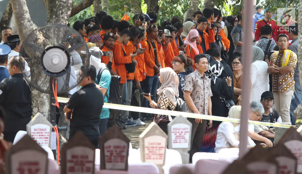 Warga menghadiri pemakaman Presiden ke-3 RI BJ Habibie di TMP Kalibata, Jakarta, Kamis (12/9/2019). Proses pemakaman Habibie akan dilakukan secara kemiliteran dengan dipimpin Presiden Joko Widodo. (Liputan6.com/Herman Zakharia)
