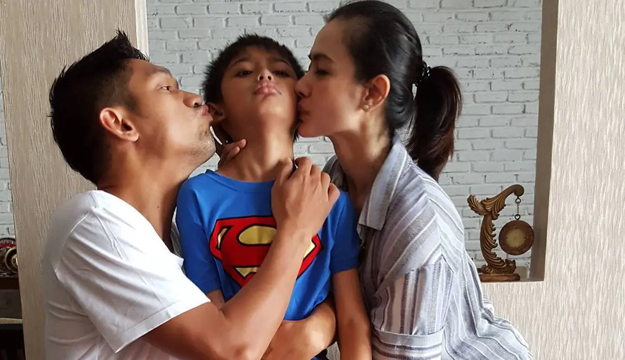 Rumah tangga Ibnu Jamil dan Ade Maya kini kembali di ambang perceraian. Kali kedua, Ade melayangkan gugatan cerainya setelah sempat diurungkan pada tahun lalu.  (Instagram/ibnujamilo)