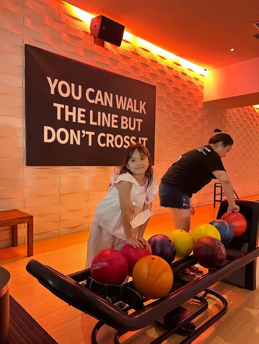 Gempi dengan kulit putih dan rambut panjangnya memang memiliki aura cantiknya sendiri. Outfit-outfit kasual yang seringkali serasi dengan Gisella juga menambah keunikan tersendiri pada daily look Gempi. Foto: Instagram.