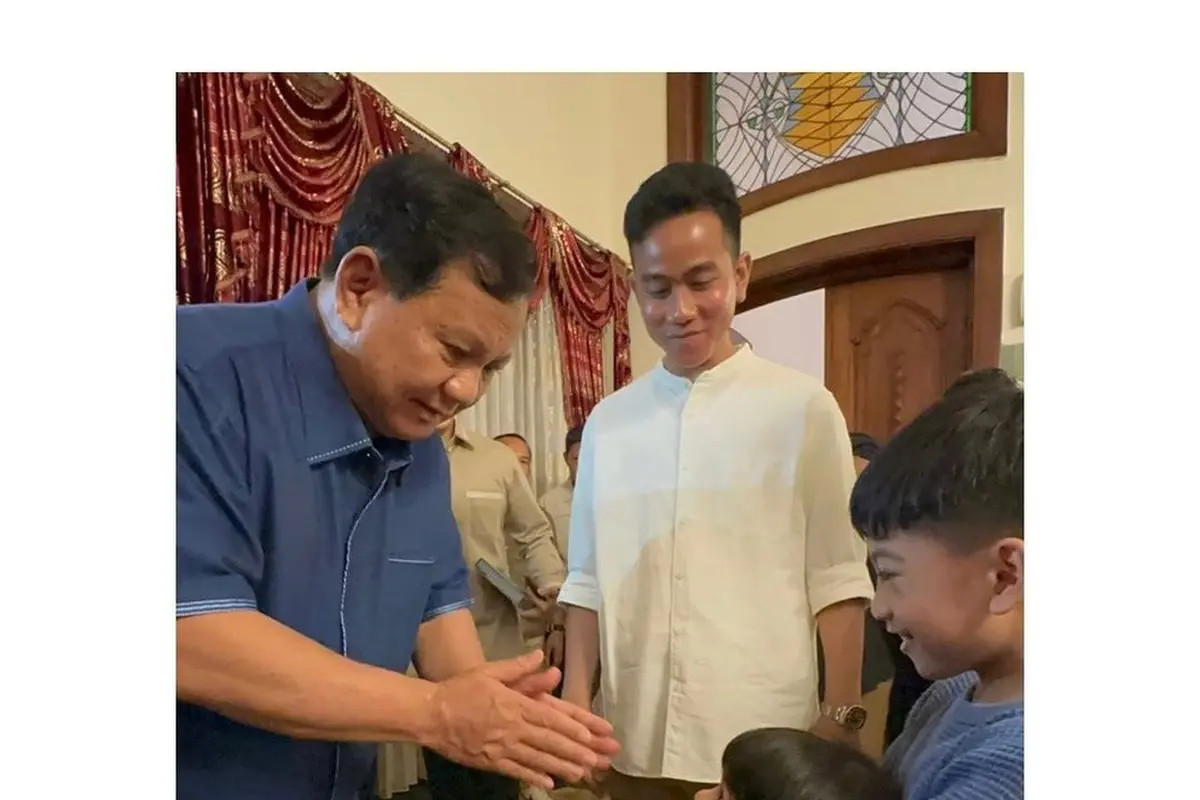 Prabowo tiba di Solo disambut kedua anak Gibran Rakabuming, Jan Ethes dan La Lembah Manah. (Foto: Dok. Instagram @prabowo)