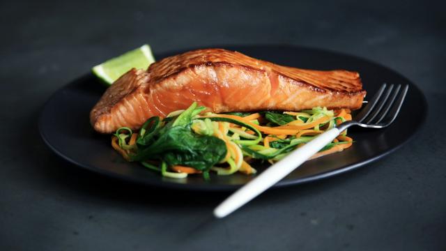 Ilustrasi mengonsumsi makanan sehat