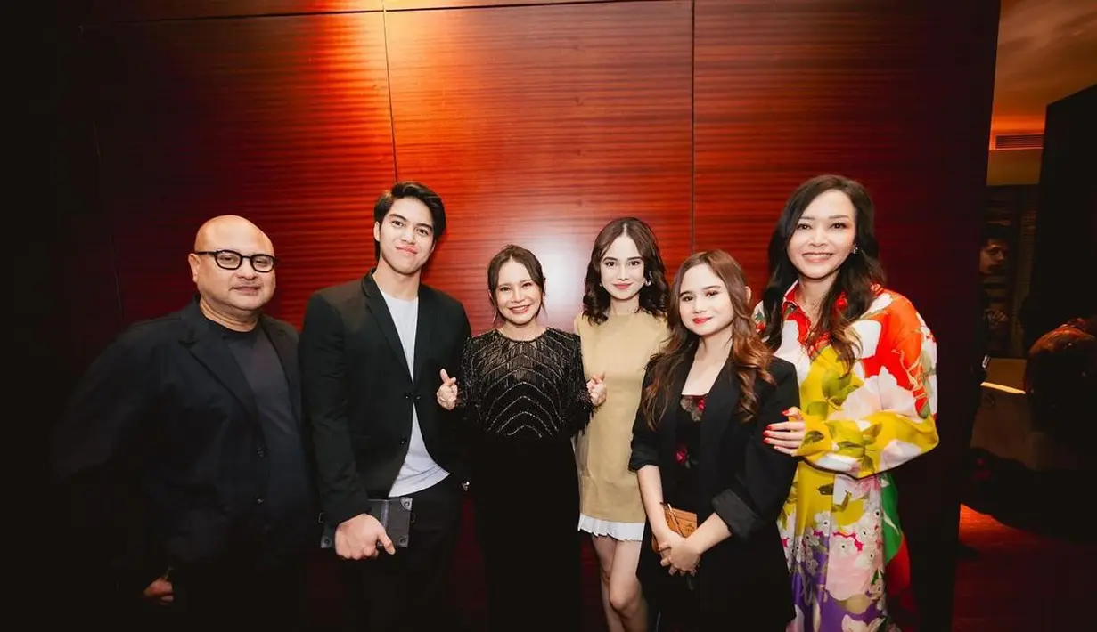 Maia Estianty hadir bersama sang suami dengan penampilan yang cukup kontras. Maia dengan dress colorful-nya, sedangkan Irwan Mussry dengan setelan jas hitamnya.