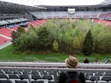 Pengunjung melihat instalasi ekosistem hutan di Stadion Woerthersee, Austria, Minggu (8/9/2019). Karya seni di salah satu stadion yang digunakan dalam ajang Piala Eropa 2008 ini diciptakan oleh seorang seniman asal Swiss bernama Klaus Litmann. (AP/Ronald Zak)