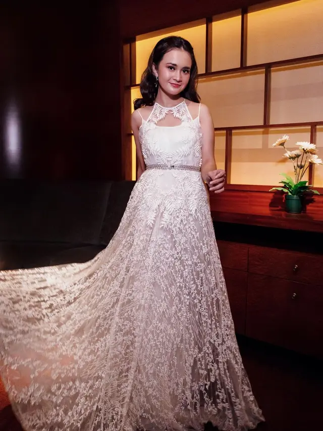 Mengenakan Dress Berwarna Putih