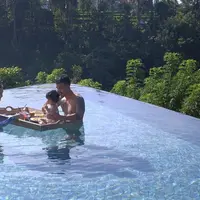 Ditengah kesibukannya menjalani berbagai kegiatannya, Rio Dewanto masih menyempatkan mengisi liburan bersama keluarga. Beberapa foto Rio dan Atiqah Hasiholan saat berlibur bersama buah hatinya di Bali. (Instagram/ atiqahhasiholan)