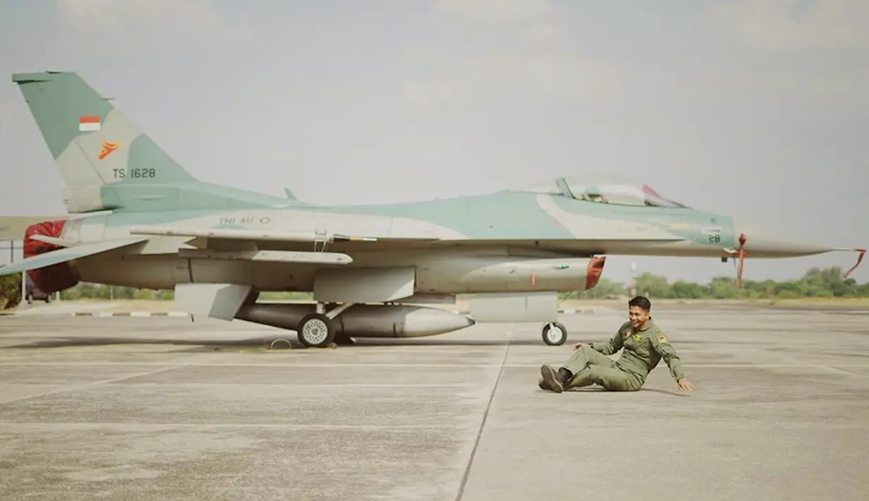 Menjadi pilot tentu bukan pekerjaan mudah. Selain dibutuhkan sekolah khusus, pilot pun mempunyai tanggung jawab besar. Apalagi menjadi pilot pesawat tempur yang tentu tanggung jawabnya lebih besar lagi. Seperti karakter yang seda Deva Mahenra perankan. (Liputan6.com/IG/@devamahenra)