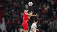 Pemain Timnas Indonesia, Justin Hubner, menanduk bola saat menghadapi Vietnam dalam laga Grup F Kualifikasi Piala Dunia 2026 zona Asia di Stadion Utama Gelora Bung Karno (SUGBK) Senayan, Jakarta, Kamis (21/3/2024). (Bola.com/Bagaskara Lazuardi)