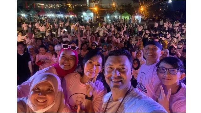 6 Potret Anjasmara Jadi Instruktur Yoga, Tampil Bugar Diikuti Ratusan Peserta