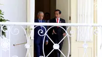 Presiden Joko WIdodo (Jokowi) dan PM Malaysia, Mahathir Mohamad berjalan menuju beranda Istana Bogor, Jumat (29/6). Kedua pemimpin negara tersebut melakukan pertemuan untuk membahas ekonomi, sosial budaya dan tenaga kerja. (Liputan6.com/Angga Yuniar)