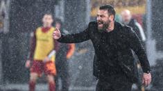 Pelatih AS Roma, Daniele De Rossi, memberikan arahan kepada anak asuhnya saat melawan Inter Milan pada pekan ke-24 Serie A 2023/2024 di Stadio Olimpico, Minggu (11/2/2024). AS Roma takluk dengan skor 2-4. (AFP/Alberto Pizzoli)
