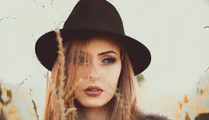 8 Kepribadian Wanita yang Suka Lipstik Shade Gelap, Ekspresi Diri yang Penuh Pesona