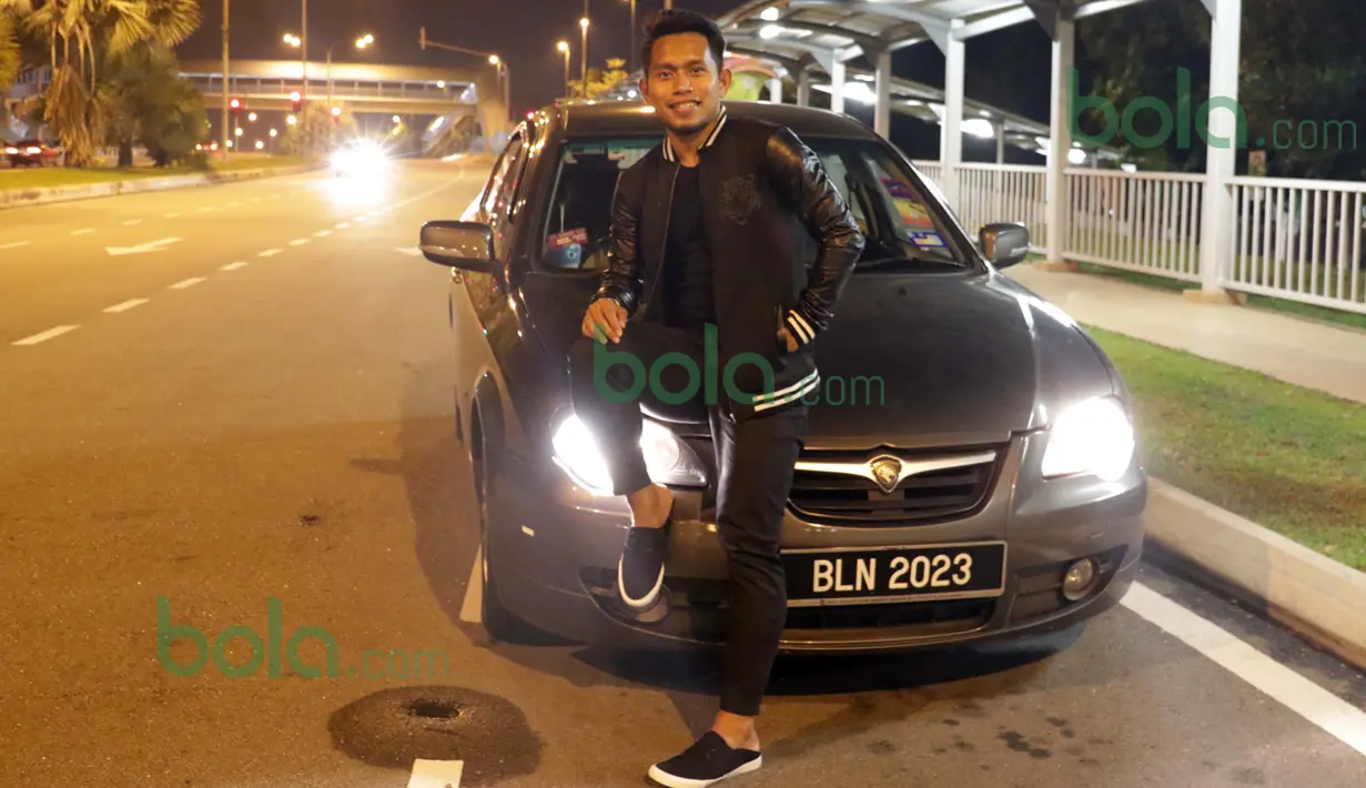 Andik Vermansah berpose dengan mobilnya di kawasan Shah Alam, Selangor, Malaysia, Rabu (27/01/2016). (Bola.com/Nicklas Hanoatubun)