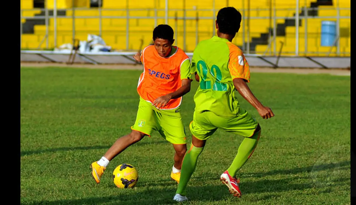 Penyerang timnas Indonesia, Evan Dimas (kiri) berusaha melewati rekan setimnya saat latihan di Stadion H Agus Salim, Padang, Jumat (16/1/2015). Persebaya berhadapan dengan Semen Padang di laga perdana SCM Cup 2015 grup A. (Liputan6.com/Johan Tallo) 
