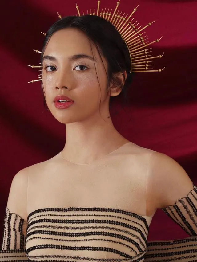 8 Gaya Pemotretan Terbaru Lyodra Ginting Pakai Dress dan Headpiece, Menawan bak Dewi