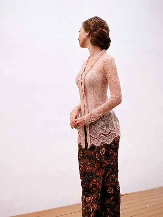 Di pernikahan temannya non selebritis juga ia dipercaya menjadi bridesmaid. Ia mengenakan kebaya kutu baru brokat dipadukan bawahan kain batik coklat. [@yukikt]