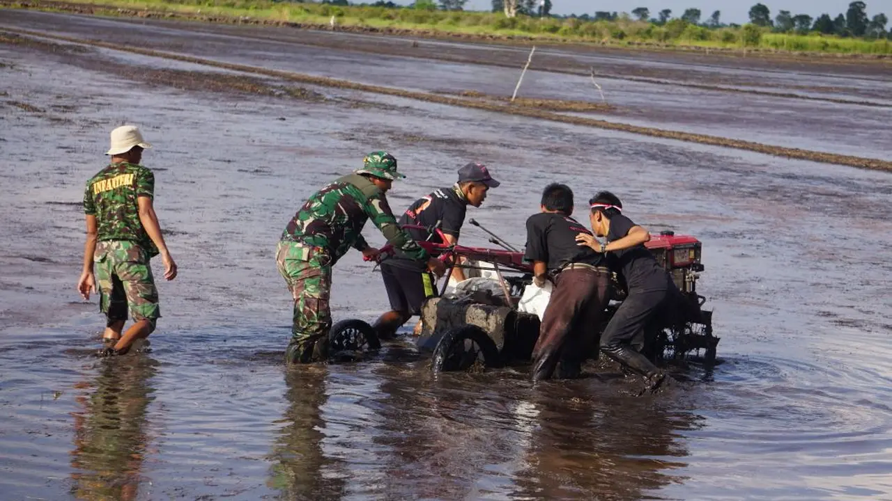 TNI Gandeng Mantan Preman Bantu Buka Lahan di Banjarmasin. (Liputan6.com/Moch Harun Syah)