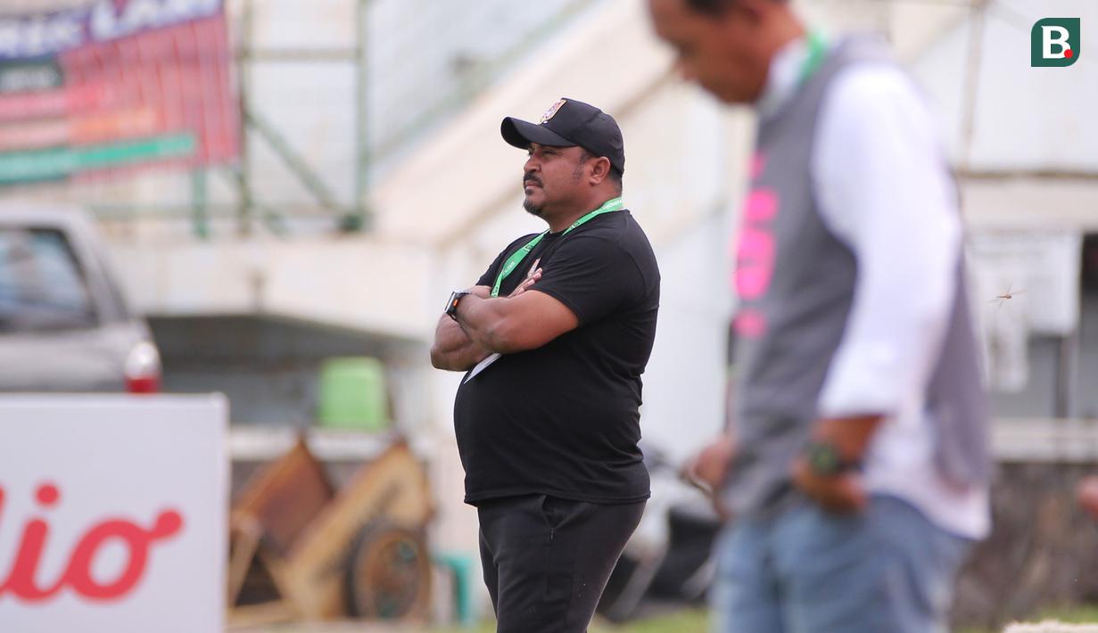 <p>Pelatih Malut United, Imran Nahumarury saat menghadapi FC Bekasi City pada laga ketiga Grup Y babak 12 besar Pegadaian Liga 2 2023/2024 di Stadion Singaperbangsa, Karawang, Kamis (18/1/2024). (Bola.com/M Iqbal Ichsan)</p>