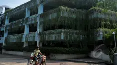 Suasana gedung parkir empat lantai di Taman Menteng, Jakarta Pusat, Senin (30/3/2015). Kondisi gedung yang sepi dan minim perawatan tersebut seringkali dimanfaatkan pasangan muda mudi untuk berkencan. (Liputan6.com/Johan Tallo)