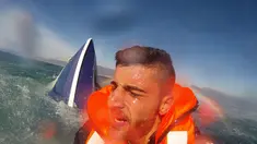 Seorang pria Suriah bernama Pellen Husein saat diselamatkan petugas setelah terombang - ambing di Laut Aegean, Turki, (8/2). Husein hanya berpegang dengan bangkai kapal yang masih terapung di air. (REUTERS / Turkish Coast Guard Command)