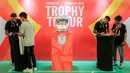 <p>Pemain Borneo FC, Diego Michiels (kiri) dan Stefano Lilipaly memberikan tanda tangan kepada para pengunjung saat sesi meet and greet dalam acara Trophy Tour ASEAN Club Championship Shopee Cup 2024 di LOTTE Shopping Avenue, Event Atrium, Jakarta Selatan pada Sabtu (07/09/2024). (Bola.com/Bagaskara Lazuardi)</p>