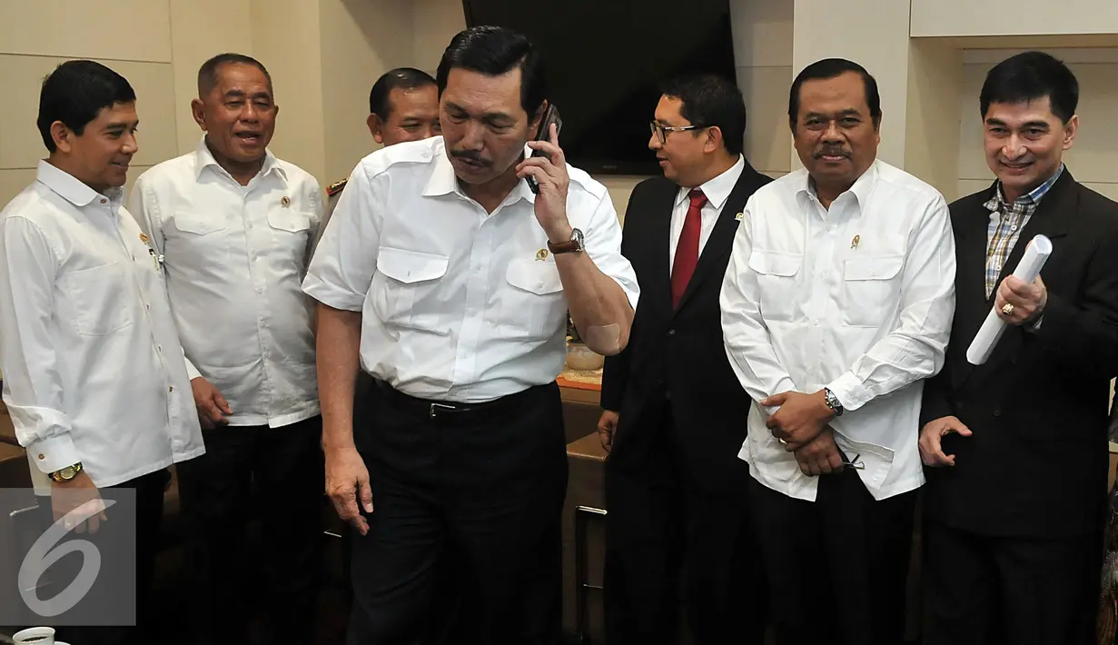 (Ki-Ka) Menpan RB Yuddy Chrisnandi, Ryamizard Ryacudu, Badrodin Haiti, Luhut Panjaitan, Fadli Zon, Jaksa Agung Prasetyo, dan Dimyati Natakusumah sebelum rapat gabungan Komisi I dan Komisi III, Jakarta, Senin (15/2). (Liputan6.com/Johan Tallo)