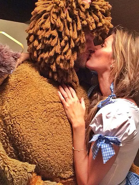 Kostum pasangan terlucu jatuh pada pasangan Tom Brady dan Gisele Bundchen yang berpakaian seperti karakter film 'The Wizard of Oz'. (via people.com)