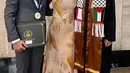 Depe memberikan wejangan untuk sang putra agar tetap menjadi anak yang saleh dan beradab. Ia juga mengucap terima kasih karena Gegep sudah memberinya hasil nilai yang memuaskan yaitu 9 excellent. Pedangdut itu juga mengucap terima kasih kepada Miss Ratna yang sudah mendidik anaknya menjadi cerdas dan berakhlakul karimah. (Liputan6.com/IG/@dewiperssik9)