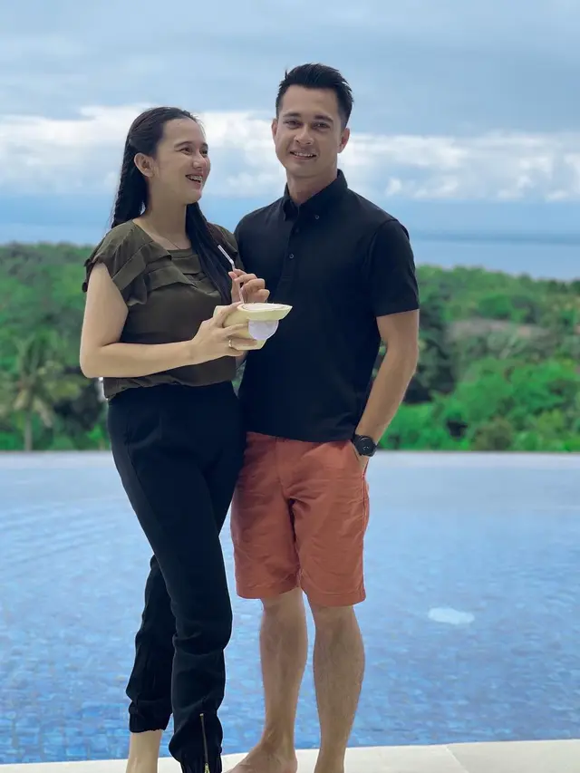 Eza Gionino dan Meiza Aulia libur tahun baru 2022 di Bali (Foto: Instagram/@ma_coritha)