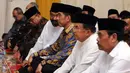 Presiden RI Joko Widodo (ketiga kiri) bersama Ketua Umum DPP Partai Nasdem, Surya Paloh jelang buka puasa bersama Partai Nasdem di Jakarta, Selasa (7/6/2016). Acara juga dihadiri sejumlah menteri kabinet kerja. (Liputan6.com/Helmi Fithriansyah)