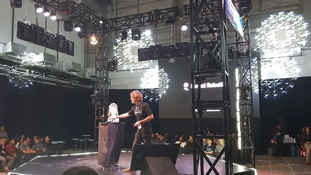 robot bernama Furhat yang dapat berbicara dan merespon secara spontan kepada manusia.