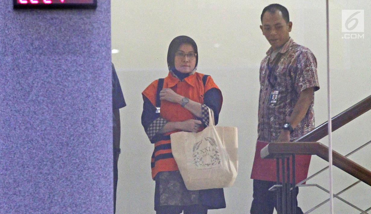 Tersangka Hakim Pengadilan Negeri Tangerang, Wahyu Widya Nurfitri kenakan rompi oranye setelah diperiksa di gedung KPK, Jakarta, Selasa (13/3). Wahyu menerima suap Rp 30 juta terkait pengurusan perkara perdata wanprestasi. (Liputan6.com/Herman Zakharia)