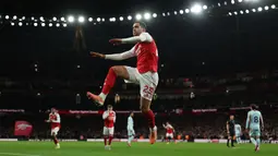 Pemain Arsenal, Mikel Merino merayakan golnya ke gawang Brentford, Caoimhin Kelleher dalam laga lanjutan Liga Inggris 2025/2026 di Emirates Stadium, London, Inggris, Rabu (03/12/2025) waktu setempat. (AFP/Adrian Dennis)
