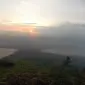 Sunrise dilihat dari puncak Pusuk Buhit. (Dok: Gunung Bagging&nbsp;https://www.gunungbagging.com/pusuk-buhit/)