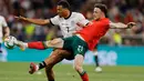 Federasi Sepak Bola Portugal (FPF) menyebut Diogo Jota sebagai sosok yang luar biasa. Presiden FPF Pedro Proenca menyampaikan ucapan duka cita atas musibah yang dialami Diogo Jota dan sang adik, Andre Silva. Keduanya meninggal dunia akibat kecelakaan mobil. Tampak dalam foto, penyerang Portugal Diogo Jota (kanan) berebut bola dengan Felix Nmecha (Jerman) saat pertandingan sepak bola semifinal UEFA Nations League di Munich, Jerman pada 4 Juni 2025. (Alexandra BEIER/AFP)