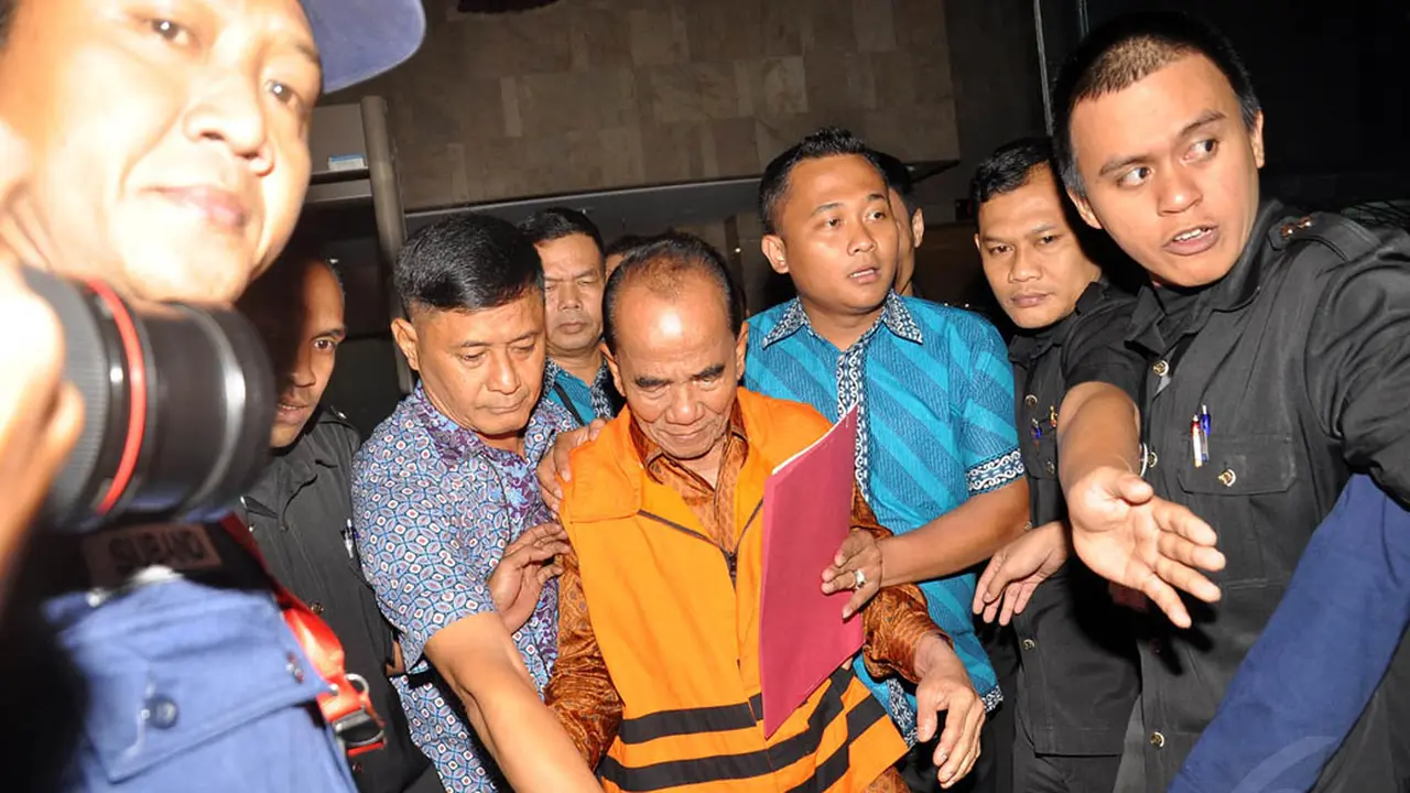 Wajah Melas Gubernur Riau Saat Dijadikan Tersangka