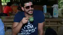 Emre Kivilcim pemeran Selim di serial 'Elif' mencicipi kopi luwak di tempat pembuatan kopi di Bali, Teba Sari Bali Agrotourism, pada Rabu (26/8/2015). (Deki Prayoga/Bintang.com)