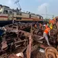 Kecelakaan kereta api ini merupakan paling mematikan di negara itu dalam lebih dari 20 tahun. (Photo by Dibyangshu Sarkar/AFP)