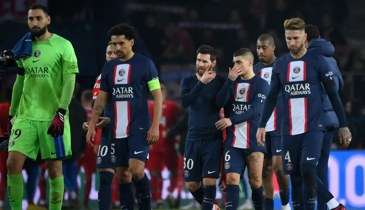 Para pemain PSG bereaksi ketika mereka meninggalkan lapangan setelah kalah dari Bayern Muenchen pada pertandingan leg pertama babak 16 besar Liga Champions di stadion Parc des Princes di Paris, Rabu (15/2/2023). Bayern menang tipis atas PSG dengan skor 1-0. (AFP/Franck Fife)