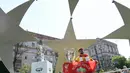 Fans Liverpool berpose dengan trofi Liga Champions yang dipamerkan di Kiev, Ukraina, Kamis (24/5/2018). Fans mulai berdatangan ke kota Kiev untuk menyaksikan laga final Liga Champions antara Liverpool kontra Real Madrid. (AFP/Sergei Supinsky)