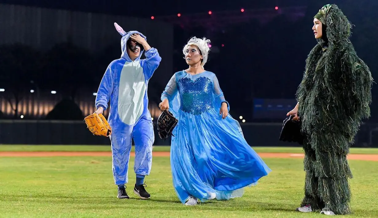 Bukan padanan outfit sporty, ibu 5 anak ini justru mengenakan kostum ala manusia rumput.