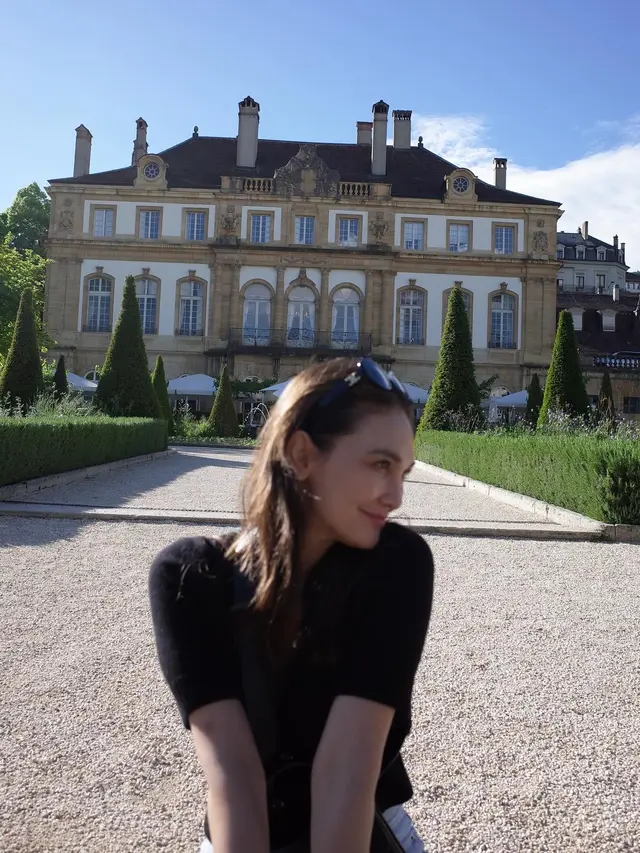 7 Potret Luna Maya di Swiss, Tampil Simpel dan Kasual Bak Anak ABG