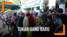 Jelang lebaran, bank dan outlet penukaran uang baru di Subang, Jawa Barat terus diserbu masyarakat. Warga rela mengantri hingga berjam-jam untuk mendapatkan uang baru mulai pagi hingga siang.