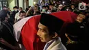 Saudara serta Kerabat mengangkat dan mendorong Peti Jenazah Ketua Dewan Pers Azyumardi Azra di rumah duka di Perumahan Puri Laras II, Cirendeu, Tangerang Selatan, Senin (19/9/2022) tengah malam. Azyumardi Azra meninggal dunia pada Minggu (18/9/2022) di rumah sakit Kedah, Selangor, Malaysia pukul 12.30 waktu setempat, dan rencana akan dimakamkan Selasa (20/9/2022) di Taman Makam Pahlawan (TMP) Kalibata. (Liputan6.com/Johan Tallo)