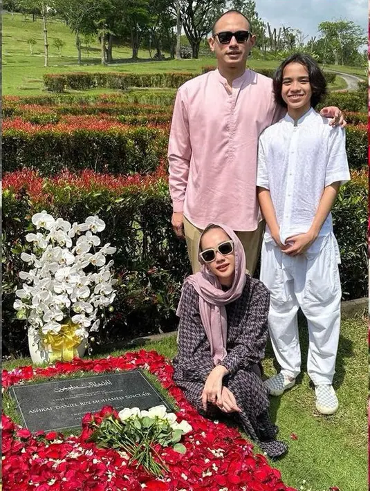 BCL pun mengenakan pashmina pink, warna pink tersebut sesuai dengan Tiko yang mengenakan baju atasan lengan panjang pink dipadukan celana coklat. [@istmebcl}