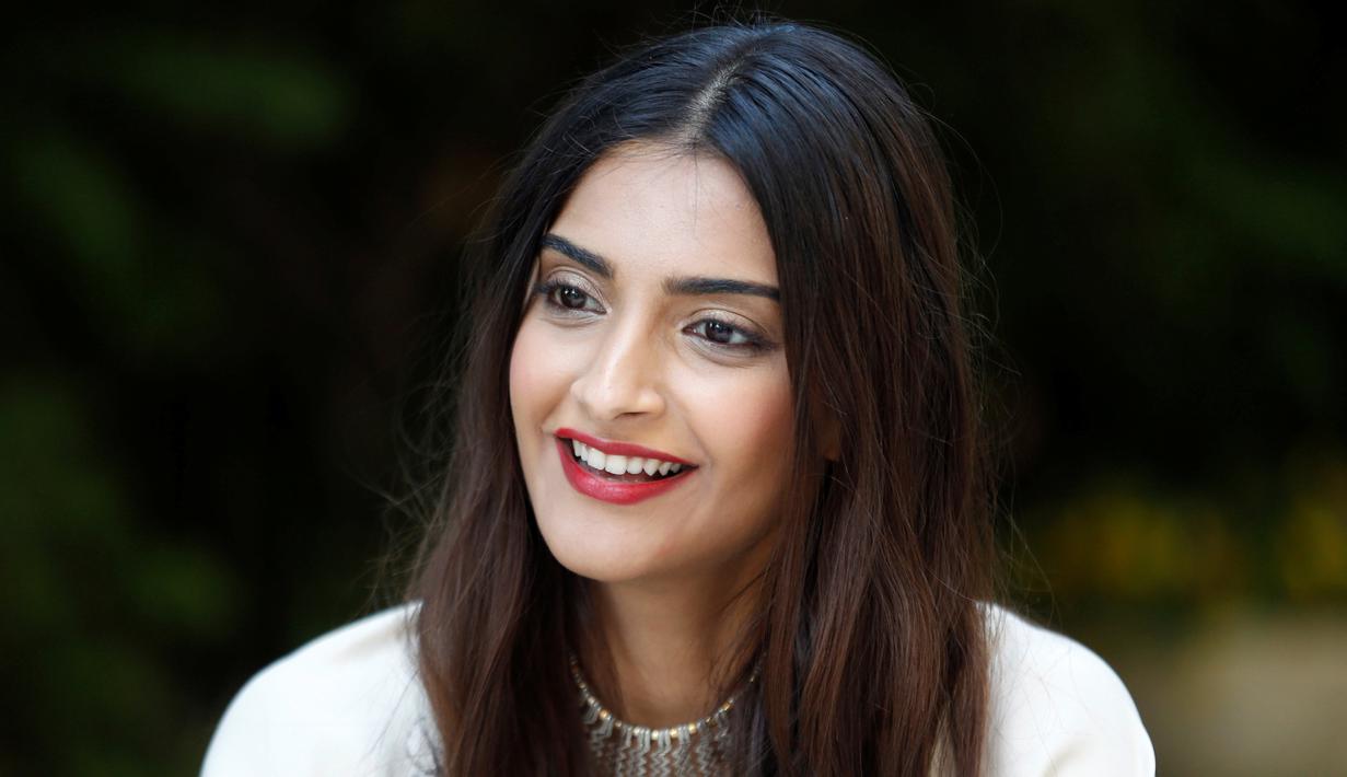 Artis asal India, Sonam Kapoor saat melakukan wawancara di Yerusalem 29 Mei 2016. Sonam Kapoor adalah seorang artis India yang tampil dalam film-film Bollywood dengan bayaran tertinggi. (REUTERS / Baz Ratner)
