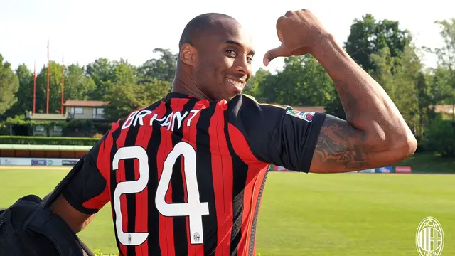 Kobe Bryant ketika mengunjungi markas latihan AC Milan