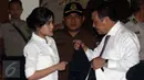 Terdakwa Jessica Kumala Wongso berdiskusi dengan kuasa hukumnya pada sidang lanjutan perkara pembunuhan Wayan Mirna Salihin di PN Jakarta Pusat, Rabu (31/8). Dalam persidangan, JPU menghadirkan ahli forensik RSCM Budi Sampurna. (Liputan6.com/Helmi Afandi)