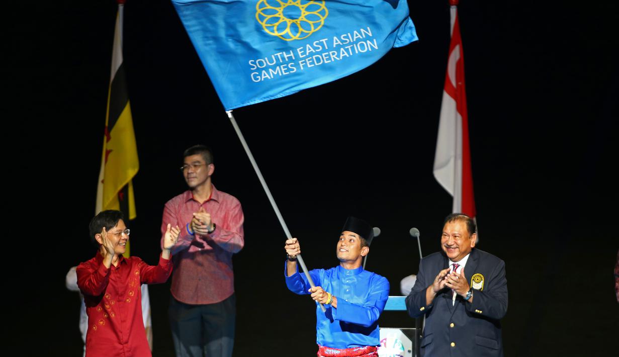 Menteri Pemuda dan Olahraga Malaysia Khairi Jamalludin mengangkat bendera SEA Games. Itu juga sebagai pertanda jika Malaysia akan menjadi tuan rumah SEA Games 2017 yang berlangsung di Kuala Lumpur. (Reuters))