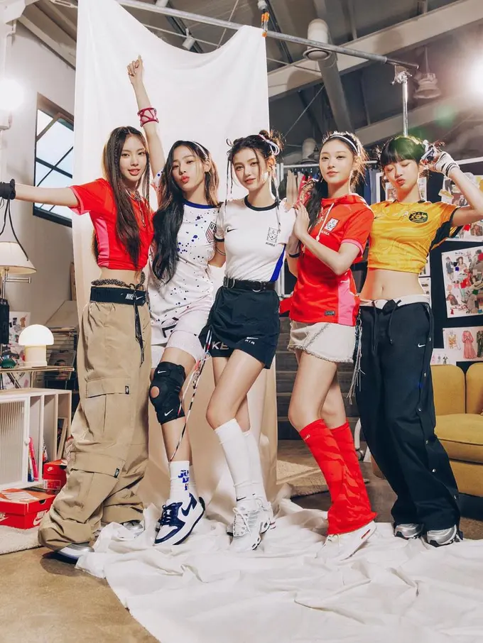 Kenalan dengan Blokecore Fashion, Tren Mix and Match Outfit pakai Jersey Bola